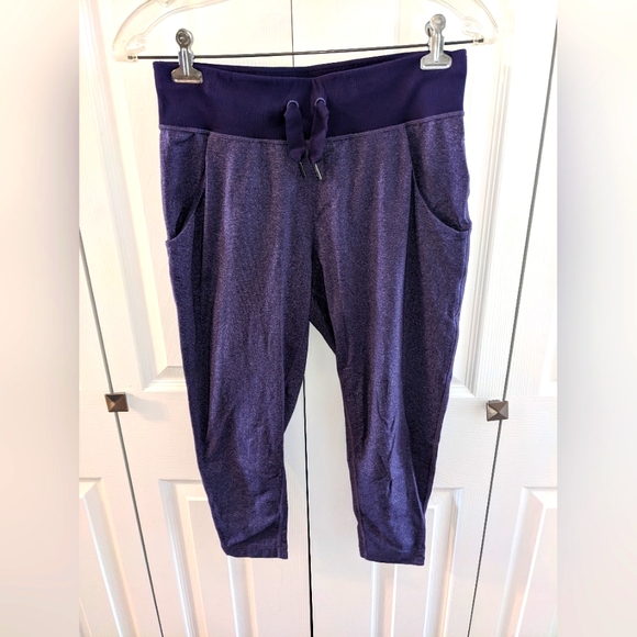 Size 4 Lululemon capri joggers - Picture 1 of 3